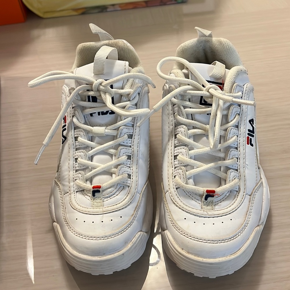 Girls Fila Disruptor Il sneakers. Size 4